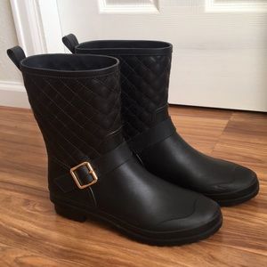 Women’s black rubber boots